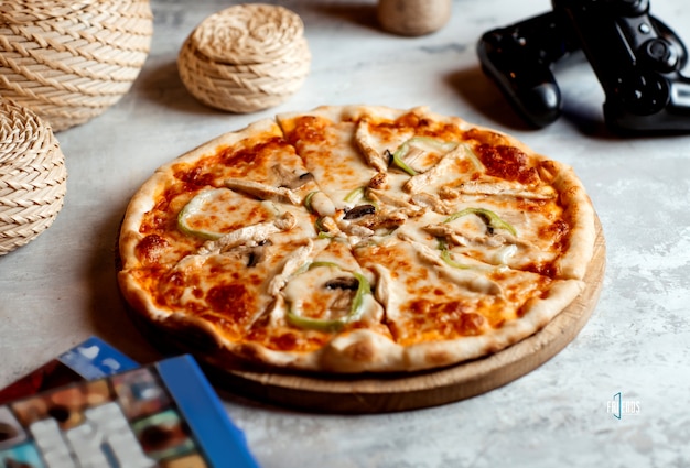 Chicken pizza with bell peppers, mushroom and cheese