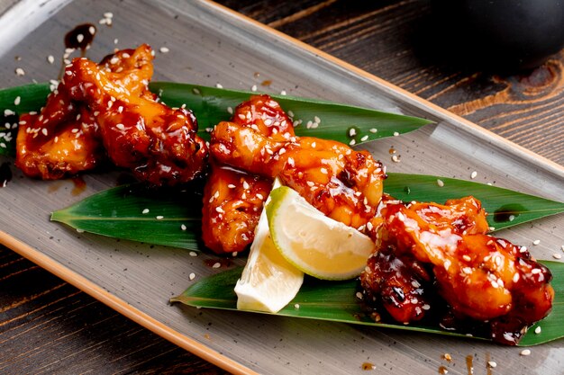 chicken prepared in sauce and served with lemon slices