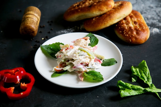 Foto gratuita insalata di pollo con verdure e maionese