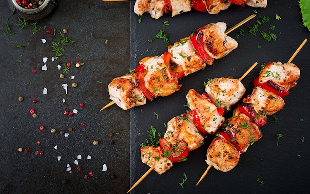 Free photo chicken skewers with slices of sweet peppers and dill