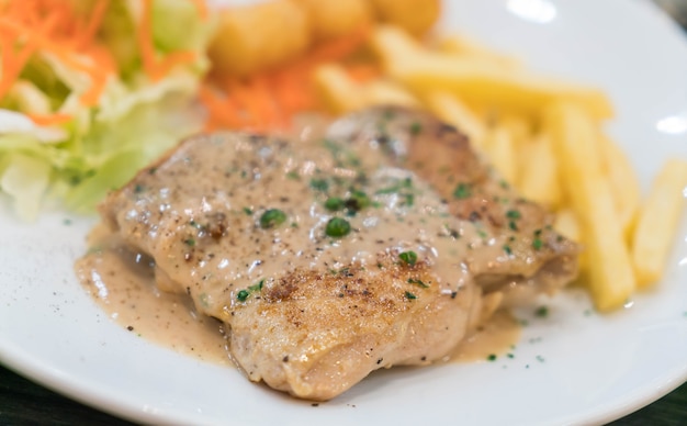 Foto gratuita bistecca di pollo e salsa di peperoni