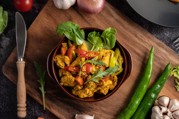 Foto gratuita chicken stir fried chili insieme a peperone, pomodori e carote