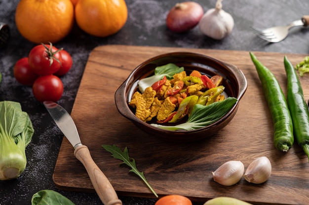 Chicken Stir Fried Chili Along with bell pepper, tomatoes and carrots