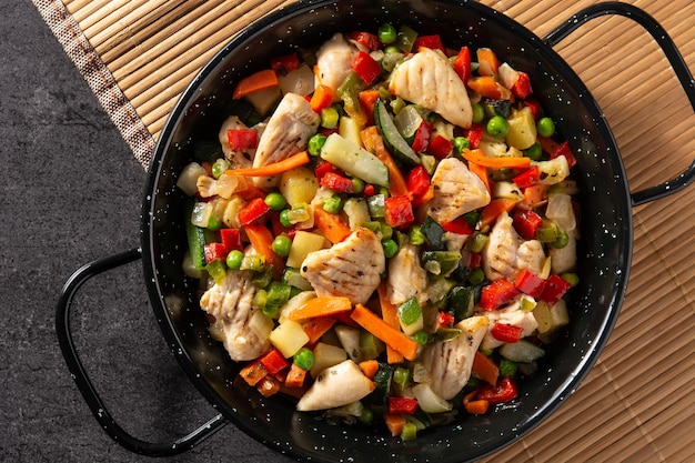 Foto gratuita pollo saltato in padella e verdure