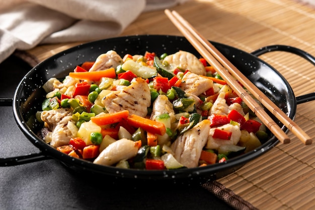 Free photo chicken stir fry and vegetables