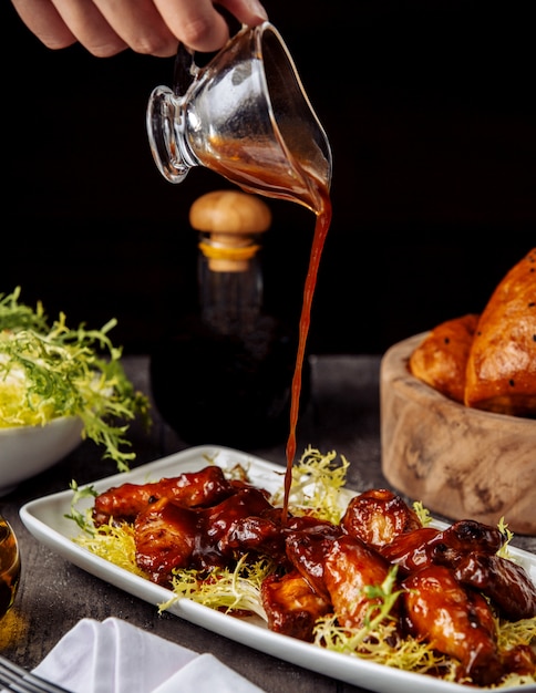 Free photo chicken wings under barbecue sauce