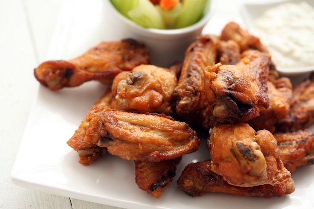 Free photo chicken wings with sauce and vegetables