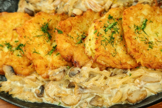 Foto gratuita pollo con salsa di funghi