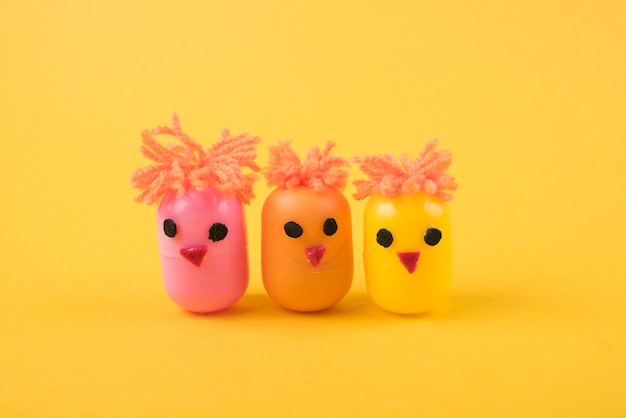 無料写真 卵のおもちゃ箱で作られた鶏