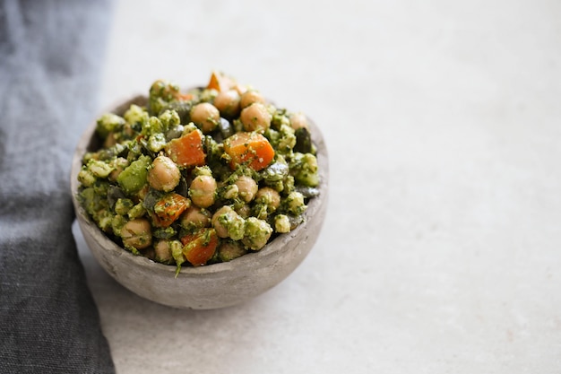 Free photo chickpea and avocado salad