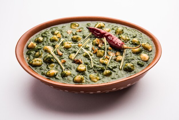 Premium Photo | Chickpea spinach curry or chana masala with palak