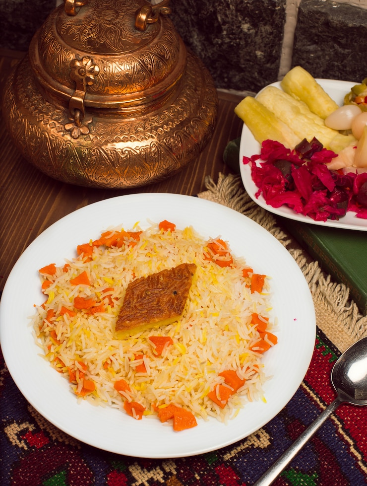 무료 Photo chigirtma plov, 야채와 허브로 장식 한 쌀.