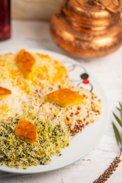 Chigirtma plov, 야채와 허브로 장식 한 쌀.