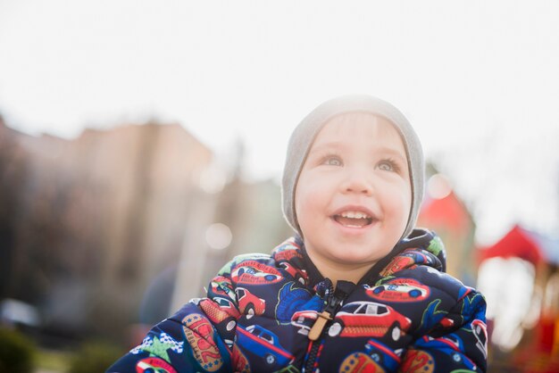 Free photo child in blurred city environment