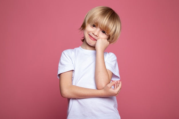 흰색 티셔츠와 분홍색에 아이 소년 귀여운 사랑스러운 초상화