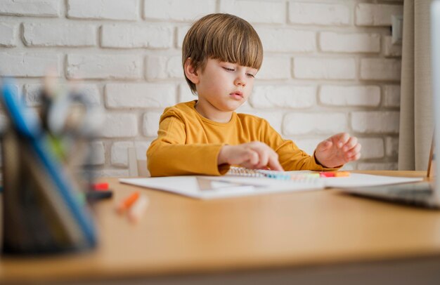 オンラインで指導されている机の子供