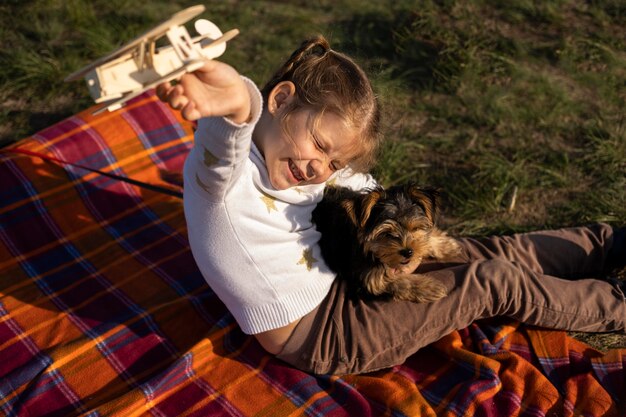 Ребенок и собака играют за пределами высокого обзора