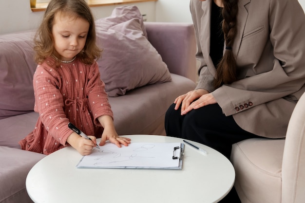 Foto gratuita bambino che fa sessione di terapia con lo psicologo