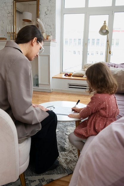 心理学者との治療セッションをしている子供