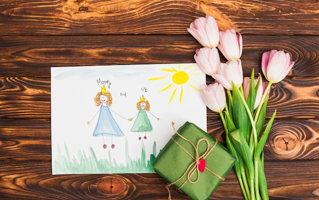 Детский рисунок королевы и принцессы с цветами и подарочной коробкой