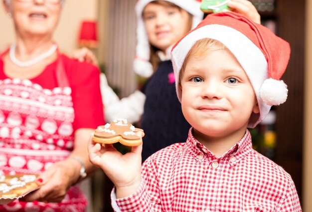 子供はクリスマスクッキーを食べます