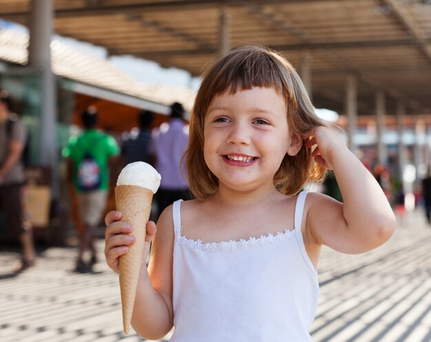 ストリートでアイスクリームを食べる子供