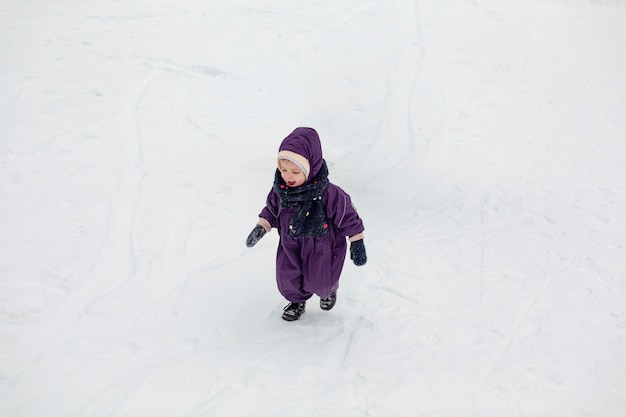 雪の中で冬の活動を楽しんでいる子供