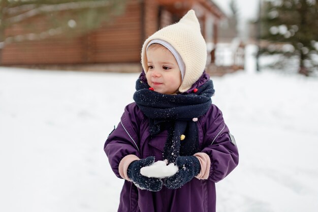 雪の中で冬の活動を楽しんでいる子供