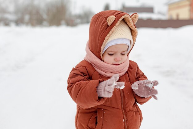 雪の中で冬の活動を楽しんでいる子供