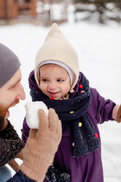 Foto gratuita bambino che si gode le attività invernali con la famiglia