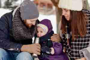 Foto gratuita bambino che si gode le attività invernali con la famiglia