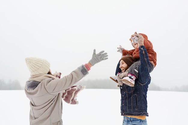 가족과 함께 겨울 활동을 즐기는 어린이