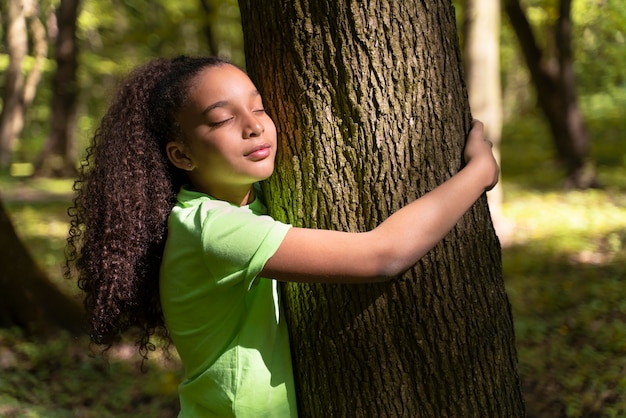 Бесплатное фото Ребенок изучает лес в день окружающей среды