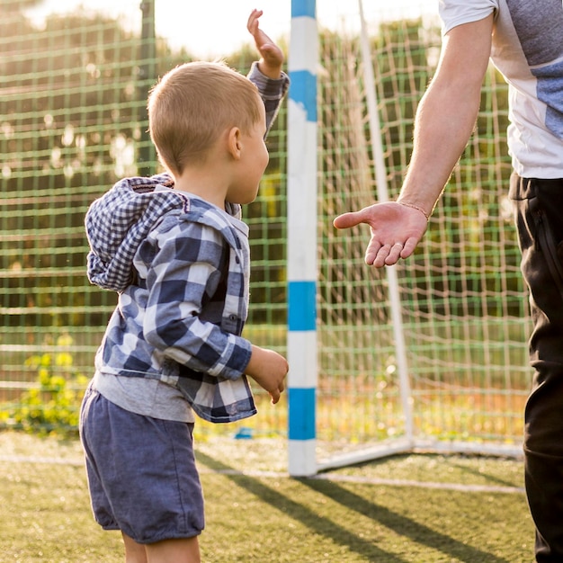 Foto gratuita bambino e padre pronti a dare un gesto di alta cinque