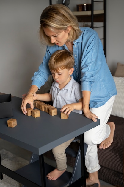 Foto gratuita bambino che riceve istruzione a casa