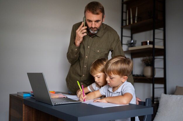 Bambino che riceve istruzione a casa