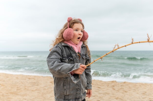 海で楽しんでいる子供