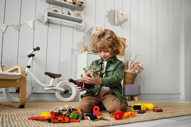 Foto gratuita bambino che si diverte durante la ricreazione