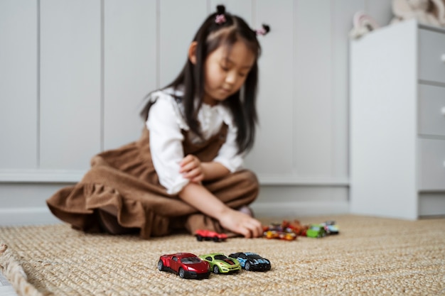 Foto gratuita bambino che si diverte durante la ricreazione