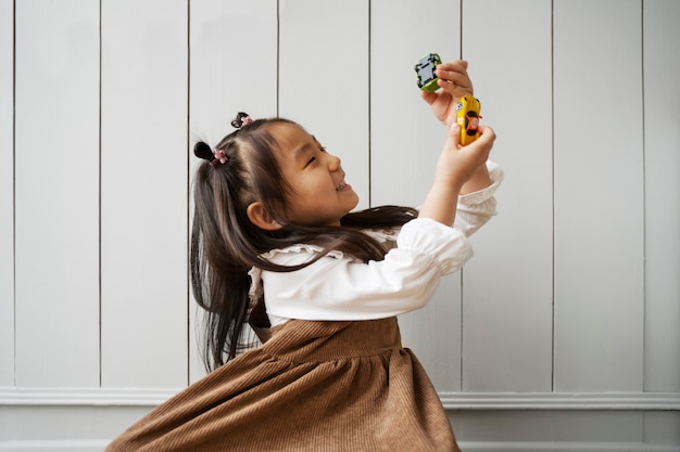 Foto gratuita bambino che si diverte durante la ricreazione