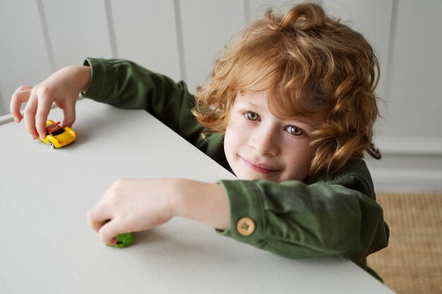 Bambino che si diverte durante la ricreazione