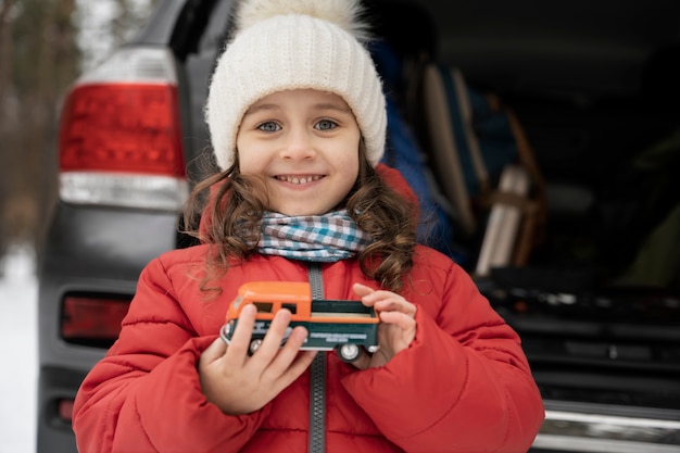 Bambino che si diverte durante il viaggio invernale