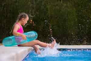 Foto gratuita bambino che si diverte con il galleggiante in piscina