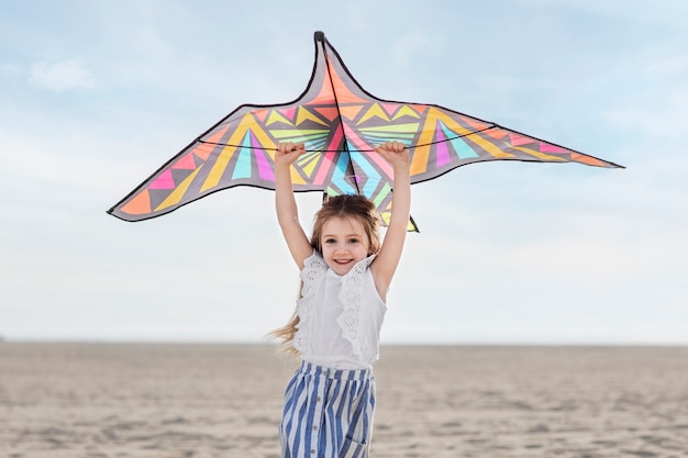 Foto gratuita bambino che si diverte con l'aquilone