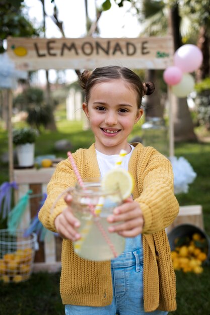 レモネードスタンドを持っている子供