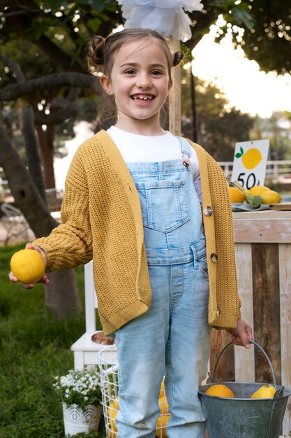 Bambino che ha un chiosco di limonata