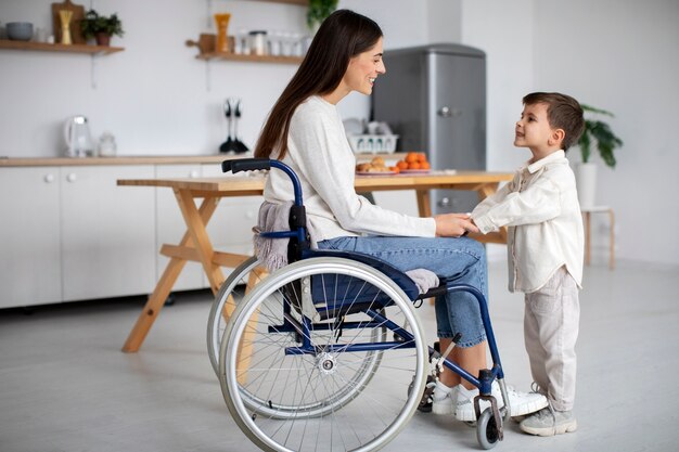 Ребенок помогает своей матери-инвалиду