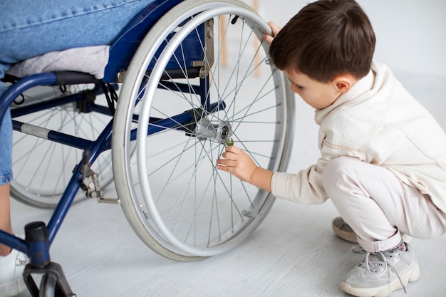 Bambino che aiuta la madre disabile