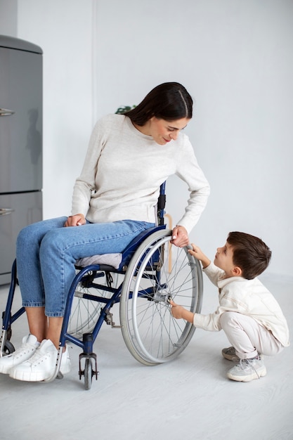 Ребенок помогает своей матери-инвалиду