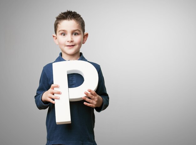 편지 "p"를 들고 아이